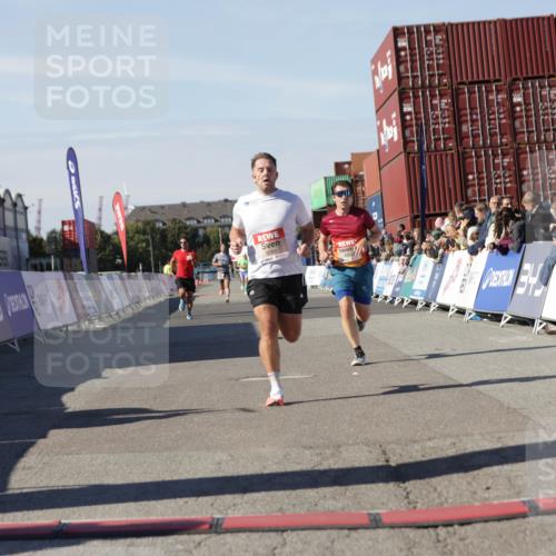 03.10.2025 - Köhlbrandbrückenlauf Jannik Wohlers http://msf.ph/oto/9090160 03.10.2025 12:53:47 Ziel 4043, 4088, 6085, 6422, 6624 meine-sportfotos.de