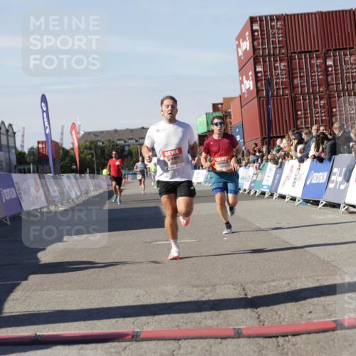 03.10.2025 - Köhlbrandbrückenlauf Jannik Wohlers http://msf.ph/oto/9090172 03.10.2025 12:53:47 Ziel 4043, 4088, 6085, 6422, 6624 meine-sportfotos.de