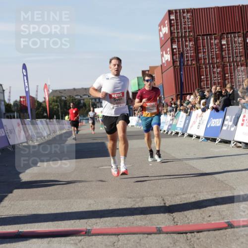 03.10.2025 - Köhlbrandbrückenlauf Jannik Wohlers http://msf.ph/oto/9090185 03.10.2025 12:53:47 Ziel 4043, 4088, 6085, 6422, 6624 meine-sportfotos.de