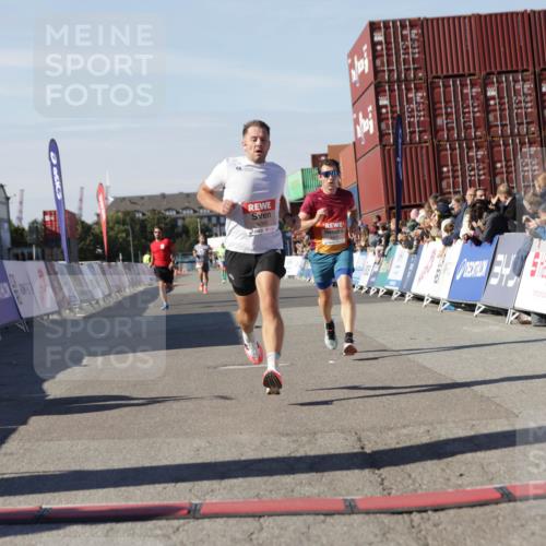 03.10.2025 - Köhlbrandbrückenlauf Jannik Wohlers http://msf.ph/oto/9090199 03.10.2025 12:53:47 Ziel 4043, 4088, 6085, 6422, 6624 meine-sportfotos.de