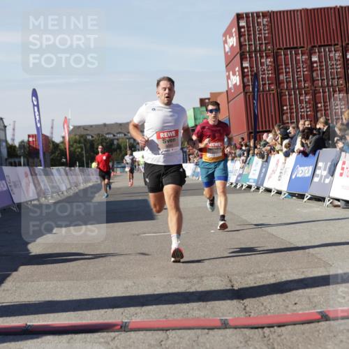 03.10.2025 - Köhlbrandbrückenlauf Jannik Wohlers http://msf.ph/oto/9090207 03.10.2025 12:53:47 Ziel 4043, 4088, 6085, 6422, 6624 meine-sportfotos.de