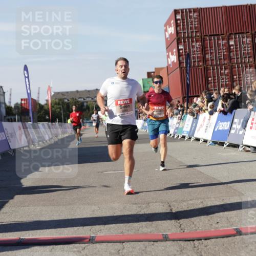 03.10.2025 - Köhlbrandbrückenlauf Jannik Wohlers http://msf.ph/oto/9090220 03.10.2025 12:53:47 Ziel 4043, 4088, 6085, 6422, 6624 meine-sportfotos.de