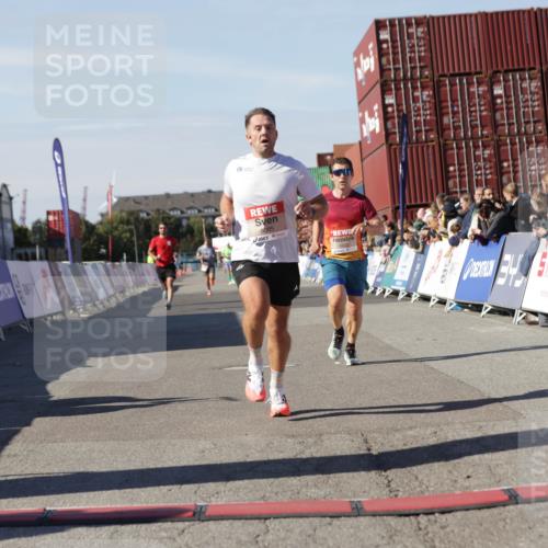 03.10.2025 - Köhlbrandbrückenlauf Jannik Wohlers http://msf.ph/oto/9090239 03.10.2025 12:53:47 Ziel 4043, 4088, 6085, 6422, 6624 meine-sportfotos.de