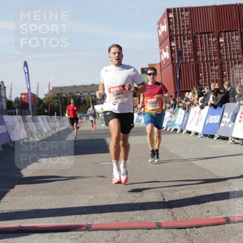 03.10.2025 - Köhlbrandbrückenlauf Jannik Wohlers http://msf.ph/oto/9090251 03.10.2025 12:53:47 Ziel 4043, 4088, 6085, 6422, 6624 meine-sportfotos.de