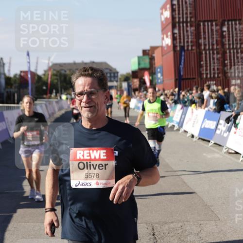 03.10.2025 - Köhlbrandbrückenlauf Jannik Wohlers http://msf.ph/oto/9090252 03.10.2025 13:19:30 Ziel 4691, 4971, 5009, 5405, 5443, 5451, 5578, 5838, 6057, 6230, 6753, 6776 meine-sportfotos.de