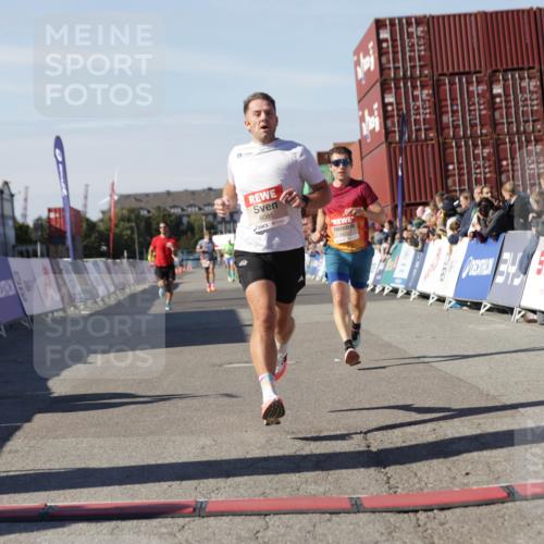 03.10.2025 - Köhlbrandbrückenlauf Jannik Wohlers http://msf.ph/oto/9090256 03.10.2025 12:53:47 Ziel 4043, 4088, 6085, 6422, 6624 meine-sportfotos.de