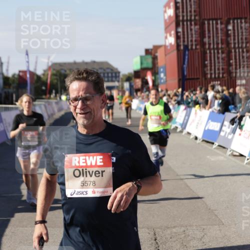 03.10.2025 - Köhlbrandbrückenlauf Jannik Wohlers http://msf.ph/oto/9090262 03.10.2025 13:19:30 Ziel 4691, 4971, 5009, 5405, 5443, 5451, 5578, 5838, 6057, 6230, 6753, 6776 meine-sportfotos.de