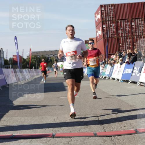 03.10.2025 - Köhlbrandbrückenlauf Jannik Wohlers http://msf.ph/oto/9090267 03.10.2025 12:53:47 Ziel 4043, 4088, 6085, 6422, 6624 meine-sportfotos.de