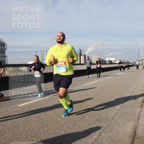 03.10.2025 - Köhlbrandbrückenlauf Lena Gebhardt http://msf.ph/oto/9090273 03.10.2025 10:07:29 Position 2 1949 meine-sportfotos.de