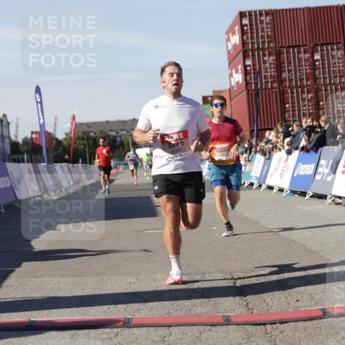 03.10.2025 - Köhlbrandbrückenlauf Jannik Wohlers http://msf.ph/oto/9090281 03.10.2025 12:53:47 Ziel 4043, 4088, 6085, 6422, 6624 meine-sportfotos.de