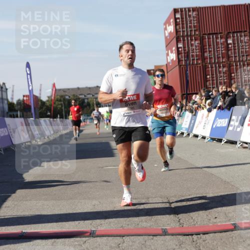 03.10.2025 - Köhlbrandbrückenlauf Jannik Wohlers http://msf.ph/oto/9090293 03.10.2025 12:53:47 Ziel 4043, 4088, 6085, 6422, 6624 meine-sportfotos.de