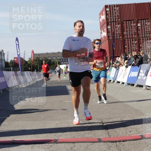 03.10.2025 - Köhlbrandbrückenlauf Jannik Wohlers http://msf.ph/oto/9090309 03.10.2025 12:53:47 Ziel 4043, 4088, 6085, 6422, 6624 meine-sportfotos.de