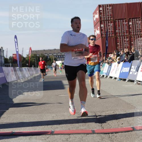 03.10.2025 - Köhlbrandbrückenlauf Jannik Wohlers http://msf.ph/oto/9090318 03.10.2025 12:53:48 Ziel 4043, 4088, 6085, 6422, 6624 meine-sportfotos.de