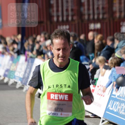 03.10.2025 - Köhlbrandbrückenlauf Jannik Wohlers http://msf.ph/oto/9090324 03.10.2025 13:19:32 Ziel 4691, 4971, 5009, 5405, 5443, 5451, 5578, 5838, 6230, 6753, 6776 meine-sportfotos.de