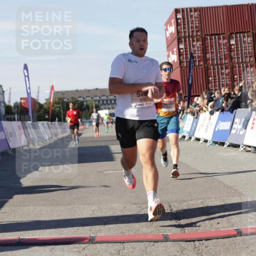 03.10.2025 - Köhlbrandbrückenlauf Jannik Wohlers http://msf.ph/oto/9090331 03.10.2025 12:53:48 Ziel 4043, 4088, 6085, 6422, 6624 meine-sportfotos.de