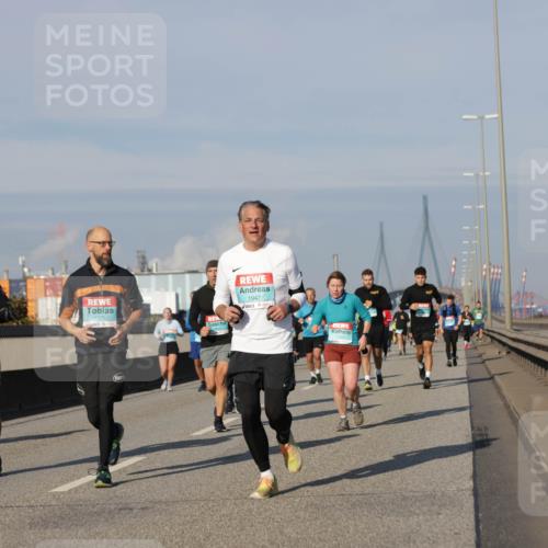 03.10.2025 - Köhlbrandbrückenlauf Jannik Wohlers http://msf.ph/oto/9090333 03.10.2025 09:58:56 Position 3 1925, 1947 meine-sportfotos.de