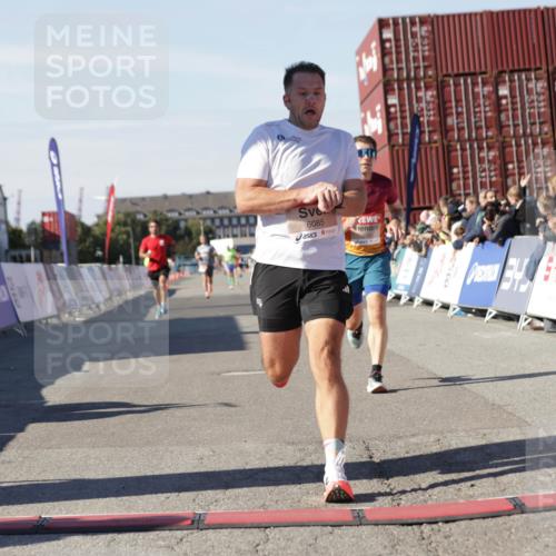 03.10.2025 - Köhlbrandbrückenlauf Jannik Wohlers http://msf.ph/oto/9090343 03.10.2025 12:53:48 Ziel 4043, 4088, 6085, 6422, 6624 meine-sportfotos.de