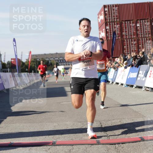 03.10.2025 - Köhlbrandbrückenlauf Jannik Wohlers http://msf.ph/oto/9090355 03.10.2025 12:53:48 Ziel 4043, 4088, 6085, 6422, 6624 meine-sportfotos.de