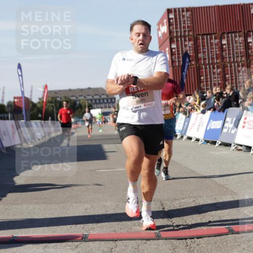 03.10.2025 - Köhlbrandbrückenlauf Jannik Wohlers http://msf.ph/oto/9090379 03.10.2025 12:53:48 Ziel 4043, 4088, 6085, 6422, 6624 meine-sportfotos.de