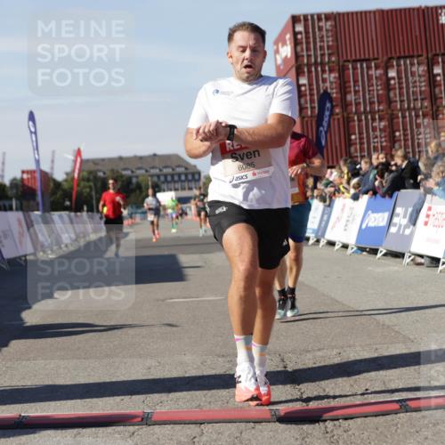 03.10.2025 - Köhlbrandbrückenlauf Jannik Wohlers http://msf.ph/oto/9090390 03.10.2025 12:53:48 Ziel 4043, 4088, 6085, 6422, 6624 meine-sportfotos.de