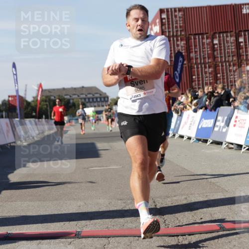 03.10.2025 - Köhlbrandbrückenlauf Jannik Wohlers http://msf.ph/oto/9090400 03.10.2025 12:53:48 Ziel 4043, 4088, 6085, 6422, 6624 meine-sportfotos.de
