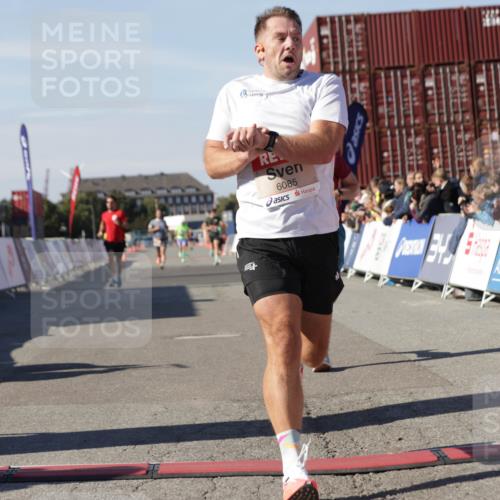 03.10.2025 - Köhlbrandbrückenlauf Jannik Wohlers http://msf.ph/oto/9090411 03.10.2025 12:53:48 Ziel 4043, 4088, 6085, 6422, 6624 meine-sportfotos.de