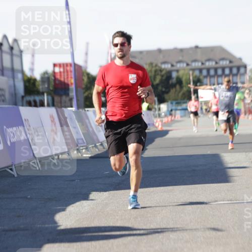 03.10.2025 - Köhlbrandbrückenlauf Jannik Wohlers http://msf.ph/oto/9090436 03.10.2025 12:53:51 Ziel 4043, 4088, 6002, 6085, 6422, 6624 meine-sportfotos.de