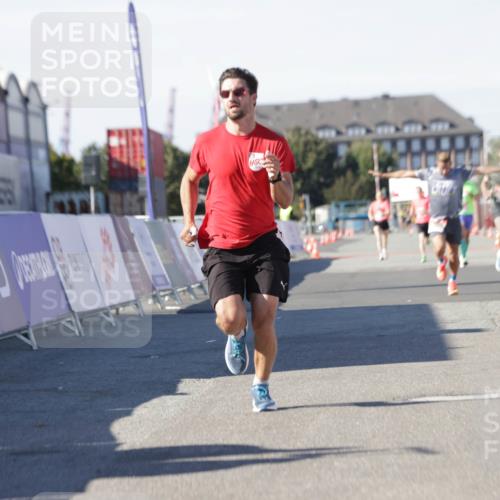 03.10.2025 - Köhlbrandbrückenlauf Jannik Wohlers http://msf.ph/oto/9090443 03.10.2025 12:53:51 Ziel 4043, 4088, 6002, 6085, 6422, 6624 meine-sportfotos.de