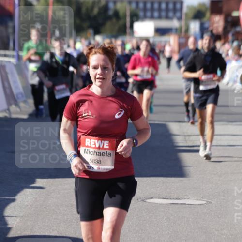 03.10.2025 - Köhlbrandbrückenlauf Jannik Wohlers http://msf.ph/oto/9090447 03.10.2025 13:19:36 Ziel 4691, 4971, 4981, 5009, 5405, 5578, 5650, 5838, 5931, 5975, 6382, 6383, 6600, 6753, 6776 meine-sportfotos.de
