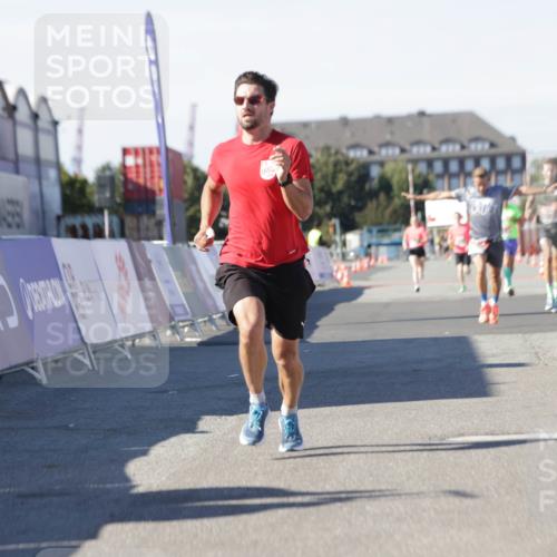 03.10.2025 - Köhlbrandbrückenlauf Jannik Wohlers http://msf.ph/oto/9090453 03.10.2025 12:53:51 Ziel 4043, 4088, 6002, 6085, 6422, 6624 meine-sportfotos.de