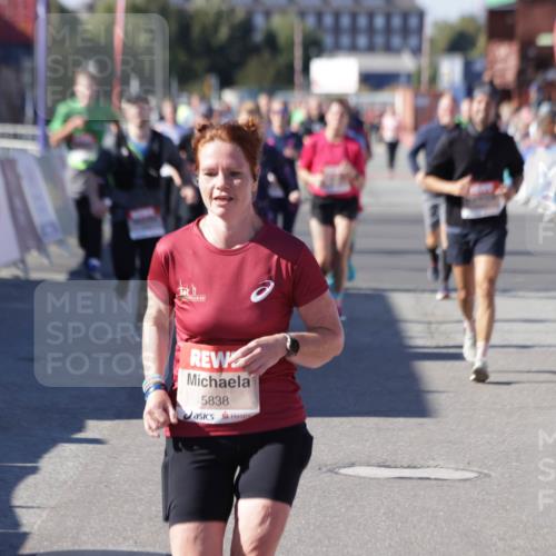 03.10.2025 - Köhlbrandbrückenlauf Jannik Wohlers http://msf.ph/oto/9090459 03.10.2025 13:19:36 Ziel 4691, 4971, 4981, 5009, 5405, 5578, 5650, 5838, 5931, 5975, 6382, 6383, 6600, 6753, 6776 meine-sportfotos.de
