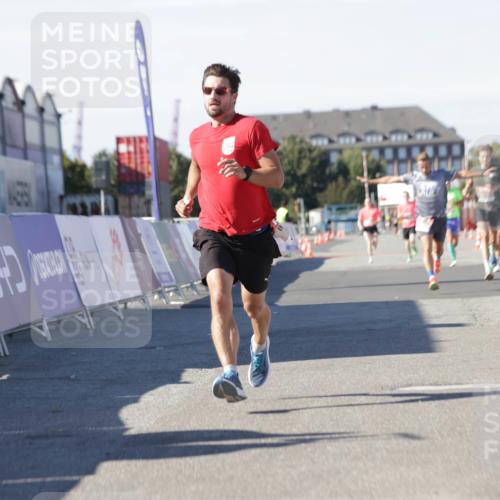 03.10.2025 - Köhlbrandbrückenlauf Jannik Wohlers http://msf.ph/oto/9090461 03.10.2025 12:53:51 Ziel 4043, 4088, 6002, 6085, 6422, 6624 meine-sportfotos.de