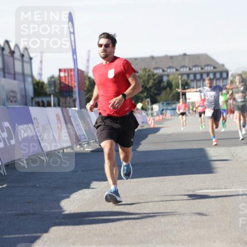 03.10.2025 - Köhlbrandbrückenlauf Jannik Wohlers http://msf.ph/oto/9090474 03.10.2025 12:53:51 Ziel 4043, 4088, 6002, 6085, 6422, 6624 meine-sportfotos.de