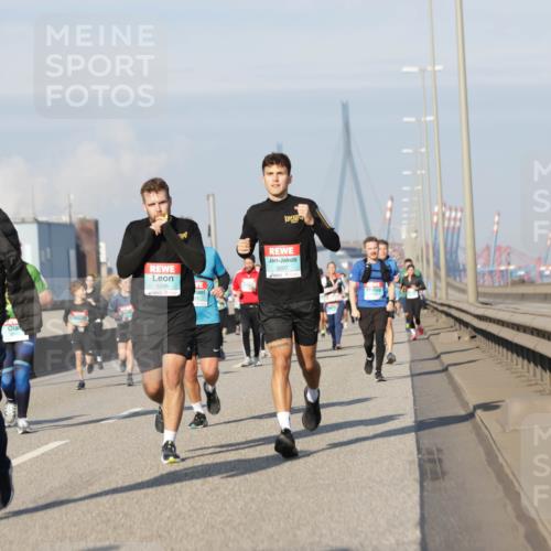 03.10.2025 - Köhlbrandbrückenlauf Jannik Wohlers http://msf.ph/oto/9090479 03.10.2025 09:59:00 Position 3 1372, 3207, 3206 meine-sportfotos.de