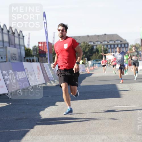 03.10.2025 - Köhlbrandbrückenlauf Jannik Wohlers http://msf.ph/oto/9090487 03.10.2025 12:53:51 Ziel 4043, 4088, 6002, 6085, 6422, 6624 meine-sportfotos.de