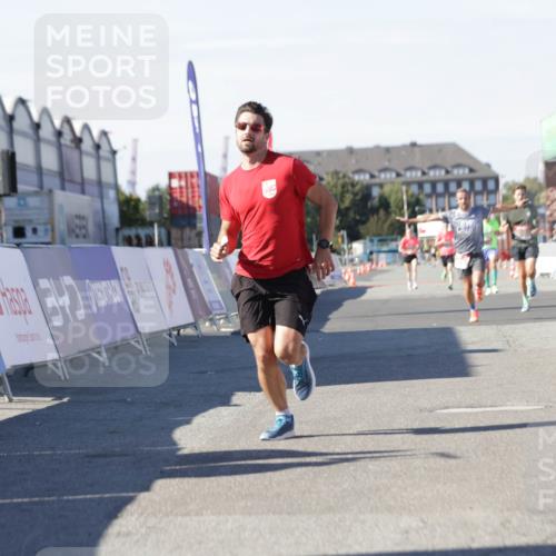 03.10.2025 - Köhlbrandbrückenlauf Jannik Wohlers http://msf.ph/oto/9090496 03.10.2025 12:53:51 Ziel 4043, 4088, 6002, 6085, 6422, 6624 meine-sportfotos.de