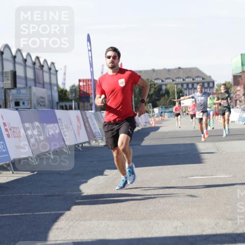 03.10.2025 - Köhlbrandbrückenlauf Jannik Wohlers http://msf.ph/oto/9090507 03.10.2025 12:53:51 Ziel 4043, 4088, 6002, 6085, 6422, 6624 meine-sportfotos.de