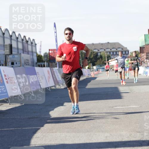 03.10.2025 - Köhlbrandbrückenlauf Jannik Wohlers http://msf.ph/oto/9090521 03.10.2025 12:53:51 Ziel 4043, 4088, 6002, 6085, 6422, 6624 meine-sportfotos.de