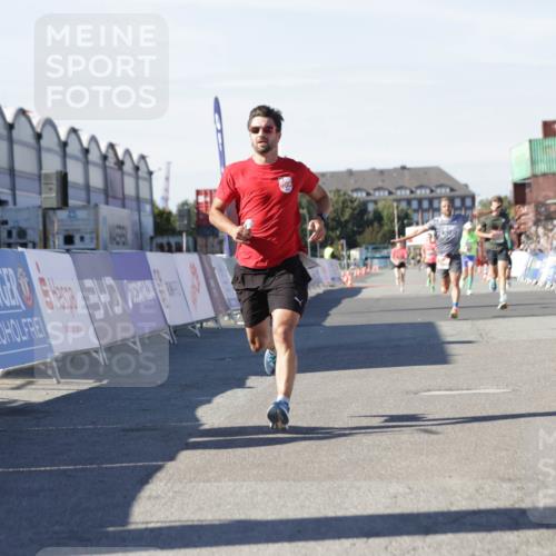 03.10.2025 - Köhlbrandbrückenlauf Jannik Wohlers http://msf.ph/oto/9090542 03.10.2025 12:53:51 Ziel 4043, 4088, 6002, 6085, 6422, 6624 meine-sportfotos.de