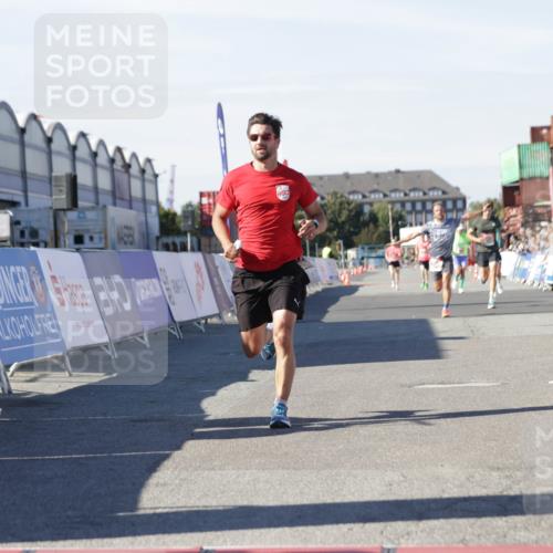 03.10.2025 - Köhlbrandbrückenlauf Jannik Wohlers http://msf.ph/oto/9090552 03.10.2025 12:53:51 Ziel 4043, 4088, 6002, 6085, 6422, 6624 meine-sportfotos.de