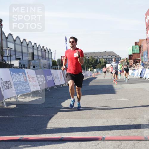 03.10.2025 - Köhlbrandbrückenlauf Jannik Wohlers http://msf.ph/oto/9090573 03.10.2025 12:53:52 Ziel 4088, 6002, 6085, 6422, 6624, 6817 meine-sportfotos.de