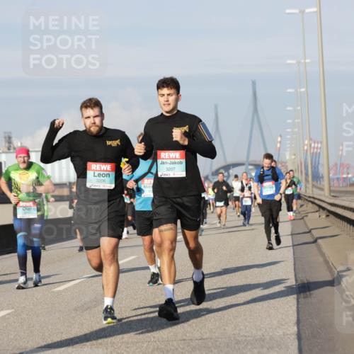 03.10.2025 - Köhlbrandbrückenlauf Jannik Wohlers http://msf.ph/oto/9090574 03.10.2025 09:59:01 Position 3 1372, 3207, 3206 meine-sportfotos.de