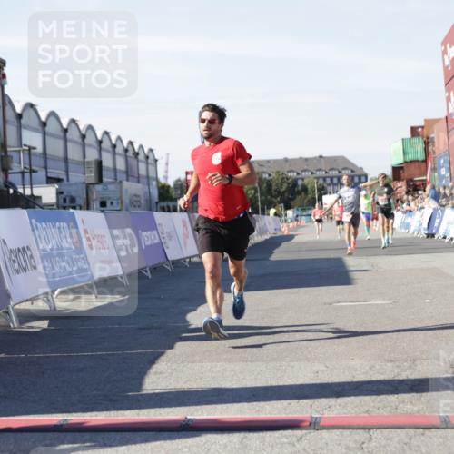 03.10.2025 - Köhlbrandbrückenlauf Jannik Wohlers http://msf.ph/oto/9090599 03.10.2025 12:53:52 Ziel 4088, 6002, 6085, 6422, 6624, 6817 meine-sportfotos.de