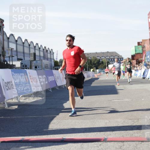 03.10.2025 - Köhlbrandbrückenlauf Jannik Wohlers http://msf.ph/oto/9090611 03.10.2025 12:53:52 Ziel 4088, 6002, 6085, 6422, 6624, 6817 meine-sportfotos.de