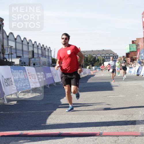 03.10.2025 - Köhlbrandbrückenlauf Jannik Wohlers http://msf.ph/oto/9090624 03.10.2025 12:53:52 Ziel 4088, 6002, 6085, 6422, 6624, 6817 meine-sportfotos.de