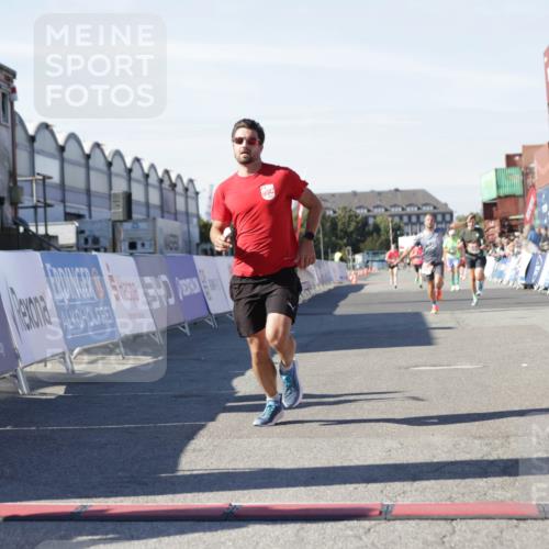 03.10.2025 - Köhlbrandbrückenlauf Jannik Wohlers http://msf.ph/oto/9090631 03.10.2025 12:53:52 Ziel 4088, 6002, 6085, 6422, 6624, 6817 meine-sportfotos.de