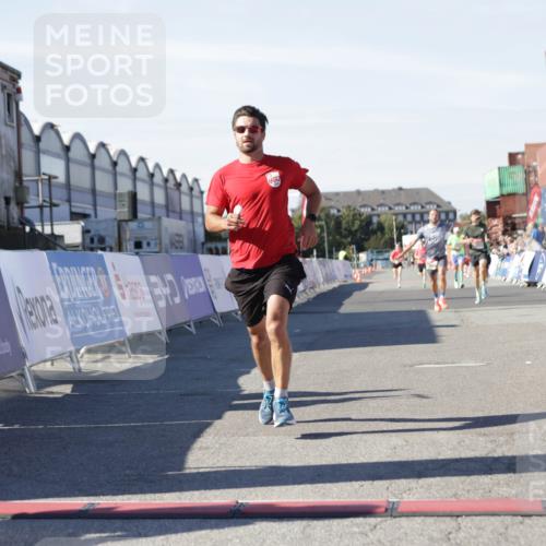 03.10.2025 - Köhlbrandbrückenlauf Jannik Wohlers http://msf.ph/oto/9090641 03.10.2025 12:53:52 Ziel 4088, 6002, 6085, 6422, 6624, 6817 meine-sportfotos.de