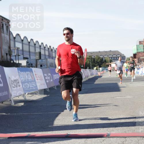 03.10.2025 - Köhlbrandbrückenlauf Jannik Wohlers http://msf.ph/oto/9090678 03.10.2025 12:53:52 Ziel 4088, 6002, 6085, 6422, 6624, 6817 meine-sportfotos.de