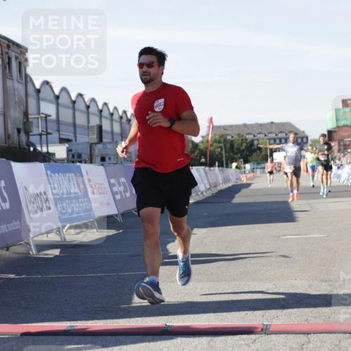 03.10.2025 - Köhlbrandbrückenlauf Jannik Wohlers http://msf.ph/oto/9090699 03.10.2025 12:53:52 Ziel 4088, 6002, 6085, 6422, 6624, 6817 meine-sportfotos.de