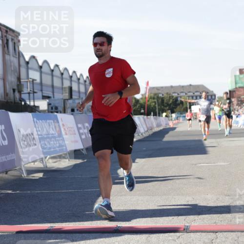 03.10.2025 - Köhlbrandbrückenlauf Jannik Wohlers http://msf.ph/oto/9090712 03.10.2025 12:53:52 Ziel 4088, 6002, 6085, 6422, 6624, 6817 meine-sportfotos.de